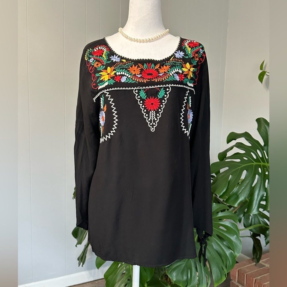 🛍️ Jodifu multiple color embroidered black top excellent condition.